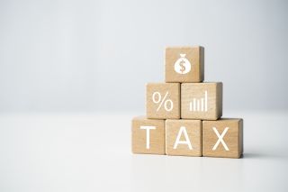 Foto: Würfel mit Aufschrift Tax