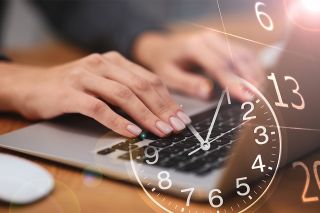 © New Africa - stock.adobe.com Foto: Hände tippen auf Laptop Tastatur